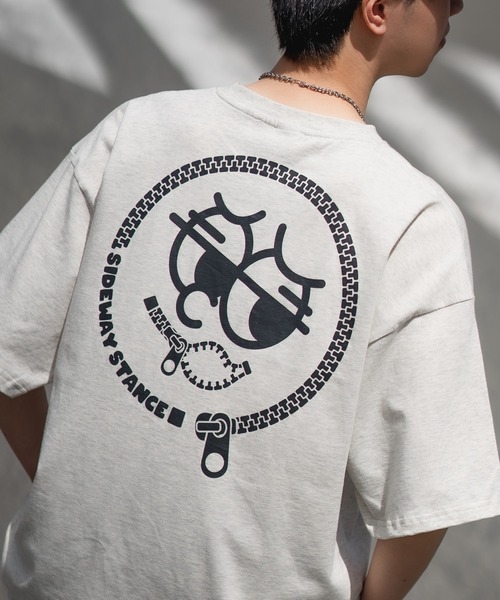 En serio TOKYO(エンソリオトーキョー)の「【SIDEWAYSTANCE】半袖ファスナープリントTシャツ SIDE23-135(Tシャツ/カットソー・メンズ・オートミール/ホワイト/ブラック・MEDIUM/SMALL/LARGE/X-LARGE)」の3枚目の写真