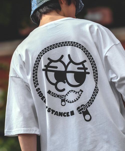 En serio TOKYO(エンソリオトーキョー)の「【SIDEWAYSTANCE】半袖ファスナープリントTシャツ SIDE23-135(Tシャツ/カットソー・メンズ・オートミール/ホワイト/ブラック・MEDIUM/SMALL/LARGE/X-LARGE)」の1枚目の写真