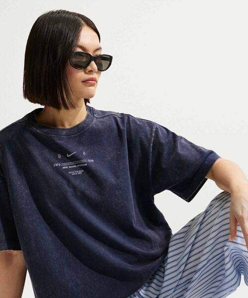 NIKE(ナイキ)の「ナイキ スポーツウェア クラシック ウィメンズ オーバーサイズド Tシャツ / Nike Sportswear Classic Women's Oversized T-Shirt IV2035-410 Midnight Navy(Tシャツ/カットソー・レディース・ネイビー・S/XS/XL/L/M)」の11枚目の写真