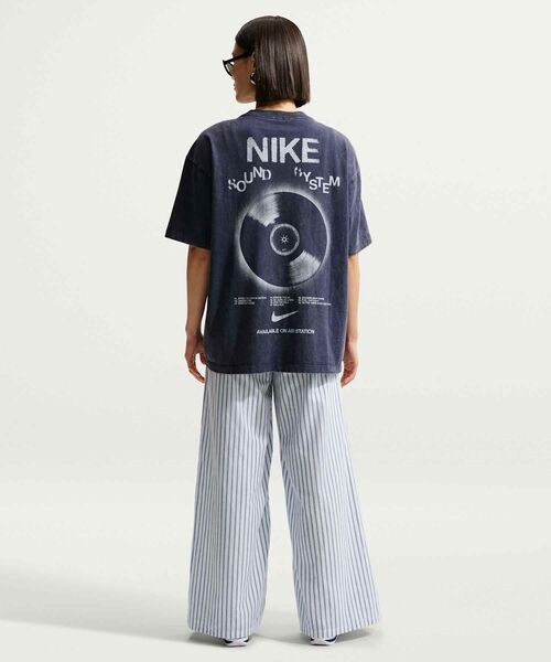 NIKE(ナイキ)の「ナイキ スポーツウェア クラシック ウィメンズ オーバーサイズド Tシャツ / Nike Sportswear Classic Women's Oversized T-Shirt IV2035-410 Midnight Navy(Tシャツ/カットソー・レディース・ネイビー・S/XS/XL/L/M)」の13枚目の写真