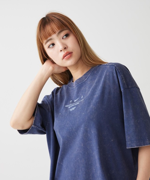 NIKE(ナイキ)の「ナイキ スポーツウェア クラシック ウィメンズ オーバーサイズド Tシャツ / Nike Sportswear Classic Women's Oversized T-Shirt IV2035-410 Midnight Navy(Tシャツ/カットソー・レディース・ネイビー・S/XS/XL/L/M)」の3枚目の写真