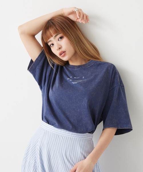 NIKE(ナイキ)の「ナイキ スポーツウェア クラシック ウィメンズ オーバーサイズド Tシャツ / Nike Sportswear Classic Women's Oversized T-Shirt IV2035-410 Midnight Navy(Tシャツ/カットソー・レディース・ネイビー・S/XS/XL/L/M)」の2枚目の写真