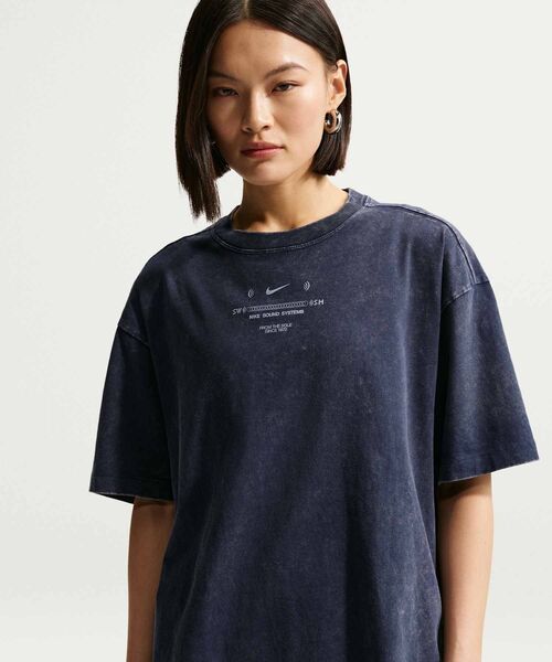 NIKE(ナイキ)の「ナイキ スポーツウェア クラシック ウィメンズ オーバーサイズド Tシャツ / Nike Sportswear Classic Women's Oversized T-Shirt IV2035-410 Midnight Navy(Tシャツ/カットソー・レディース・ネイビー・S/XS/XL/L/M)」の7枚目の写真