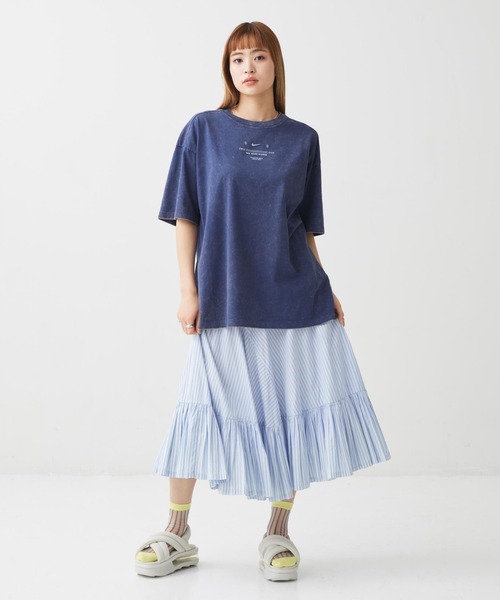 NIKE(ナイキ)の「ナイキ スポーツウェア クラシック ウィメンズ オーバーサイズド Tシャツ / Nike Sportswear Classic Women's Oversized T-Shirt IV2035-410 Midnight Navy(Tシャツ/カットソー・レディース・ネイビー・S/XS/XL/L/M)」の4枚目の写真