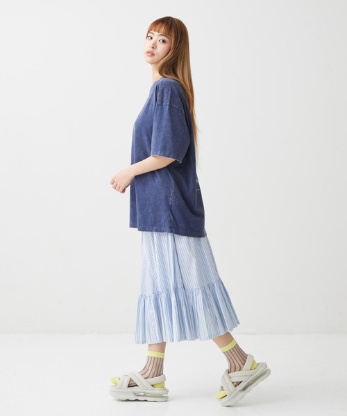 NIKE(ナイキ)の「ナイキ スポーツウェア クラシック ウィメンズ オーバーサイズド Tシャツ / Nike Sportswear Classic Women's Oversized T-Shirt IV2035-410 Midnight Navy(Tシャツ/カットソー・レディース・ネイビー・S/XS/XL/L/M)」の5枚目の写真