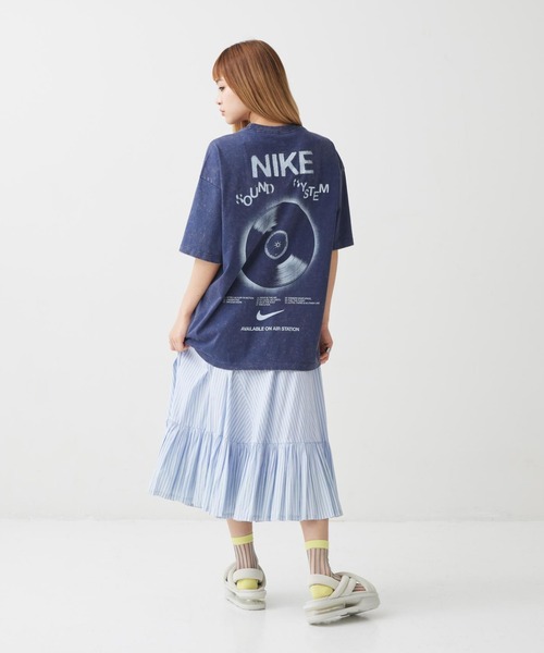 NIKE(ナイキ)の「ナイキ スポーツウェア クラシック ウィメンズ オーバーサイズド Tシャツ / Nike Sportswear Classic Women's Oversized T-Shirt IV2035-410 Midnight Navy(Tシャツ/カットソー・レディース・ネイビー・S/XS/XL/L/M)」の6枚目の写真