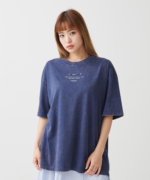 NIKE(ナイキ)の「ナイキ スポーツウェア クラシック ウィメンズ オーバーサイズド Tシャツ / Nike Sportswear Classic Women's Oversized T-Shirt IV2035-410 Midnight Navy(Tシャツ/カットソー・レディース・ネイビー・S/XS/XL/L/M)」の8枚目の写真