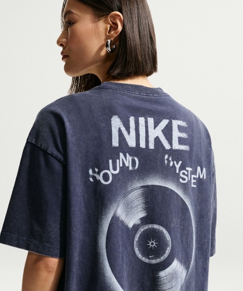 NIKE(ナイキ)の「ナイキ スポーツウェア クラシック ウィメンズ オーバーサイズド Tシャツ / Nike Sportswear Classic Women's Oversized T-Shirt IV2035-410 Midnight Navy(Tシャツ/カットソー・レディース・ネイビー・S/XS/XL/L/M)」の9枚目の写真