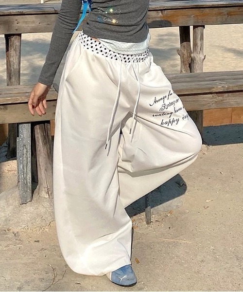SHEENA（シーナ）の「【裾ドローコード付き】ドットウエスト刺繍ロゴスウェットワイドパンツ（スウェットパンツ・レディース・ネイビー/ホワイト・M）」の2枚目の写真