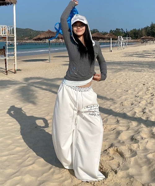SHEENA（シーナ）の「【裾ドローコード付き】ドットウエスト刺繍ロゴスウェットワイドパンツ（スウェットパンツ・レディース・ネイビー/ホワイト・M）」の21枚目の写真