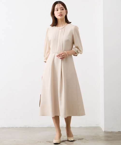 AIMER(エメ)の「胸元タックデザイン袖付きフレアワンピース(ワンピース・レディース・ベージュ/ネイビー・MEDIUM/LARGE)」の1枚目の写真
