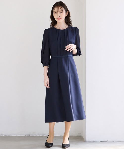 AIMER(エメ)の「胸元タックデザイン袖付きフレアワンピース(ワンピース・レディース・ベージュ/ネイビー・MEDIUM/LARGE)」の2枚目の写真