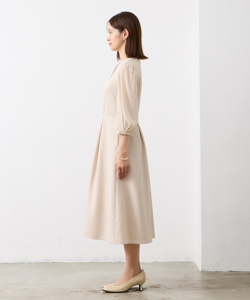 AIMER(エメ)の「胸元タックデザイン袖付きフレアワンピース(ワンピース・レディース・ベージュ/ネイビー・MEDIUM/LARGE)」の13枚目の写真