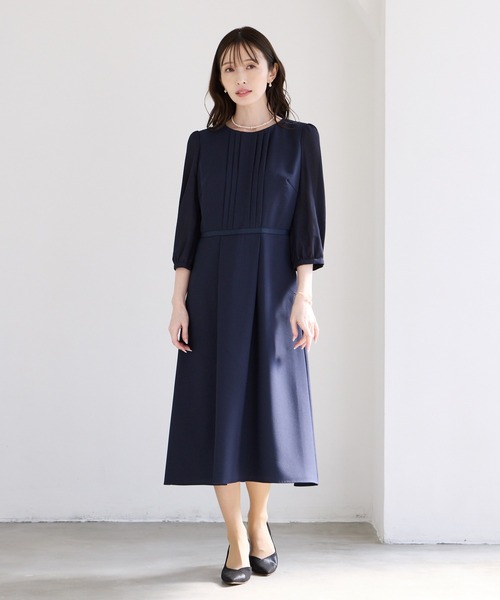 AIMER(エメ)の「胸元タックデザイン袖付きフレアワンピース(ワンピース・レディース・ベージュ/ネイビー・MEDIUM/LARGE)」の8枚目の写真