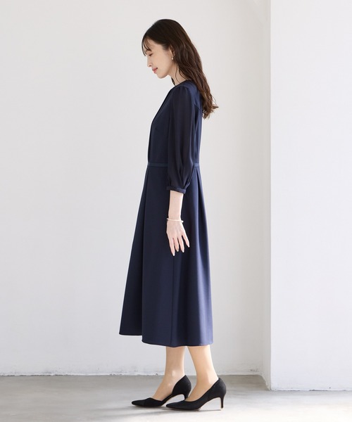 AIMER(エメ)の「胸元タックデザイン袖付きフレアワンピース(ワンピース・レディース・ベージュ/ネイビー・MEDIUM/LARGE)」の9枚目の写真