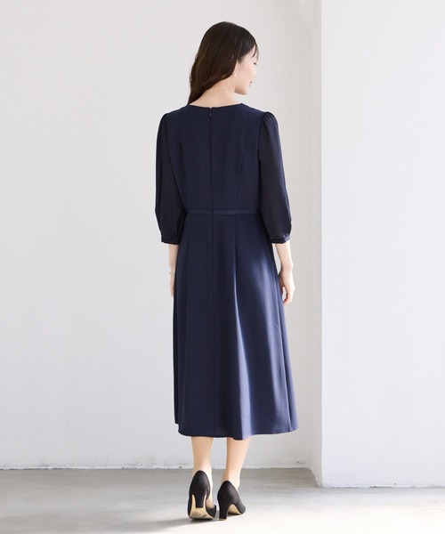 AIMER(エメ)の「胸元タックデザイン袖付きフレアワンピース(ワンピース・レディース・ベージュ/ネイビー・MEDIUM/LARGE)」の10枚目の写真