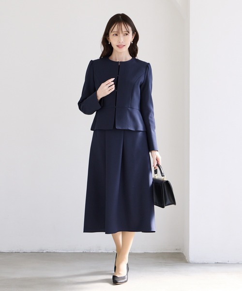 AIMER(エメ)の「胸元タックデザイン袖付きフレアワンピース(ワンピース・レディース・ベージュ/ネイビー・MEDIUM/LARGE)」の11枚目の写真