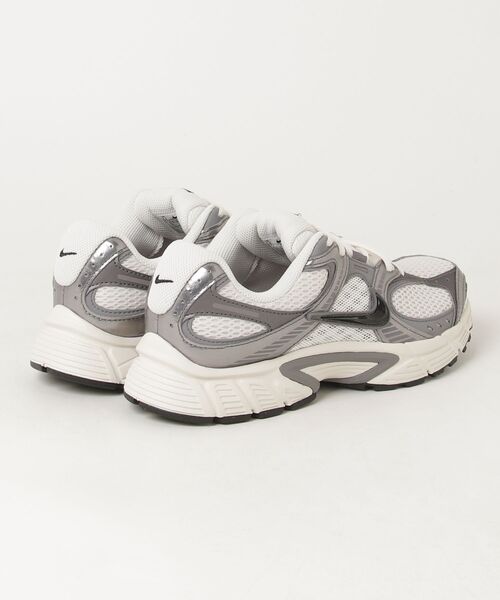 NIKE（ナイキ）の「NIKE/ナイキ V5 RNR（スニーカー・メンズ・シルバー・25.5cm/26cm/26.5cm/27cm/27.5cm/28cm）」の2枚目の写真