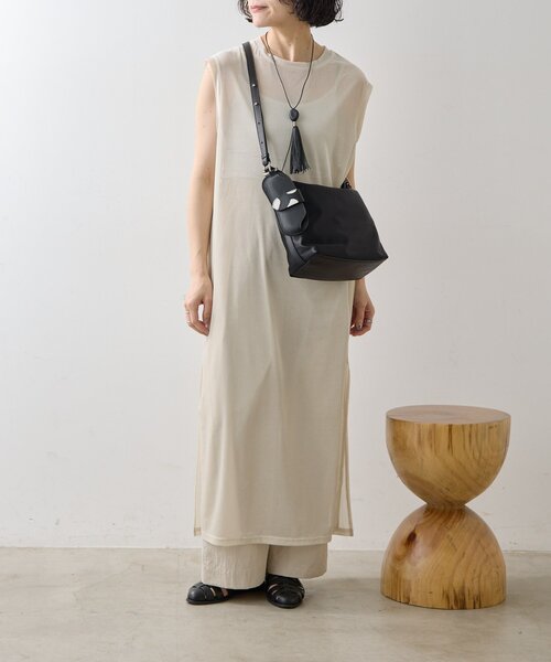 ear PAPILLONNER(イアパピヨネ)の「ベロアシアーロングタンク【SUM1 STYLE】(ワンピース・レディース・ブラック/ライトベージュ・FREE)」の4枚目の写真