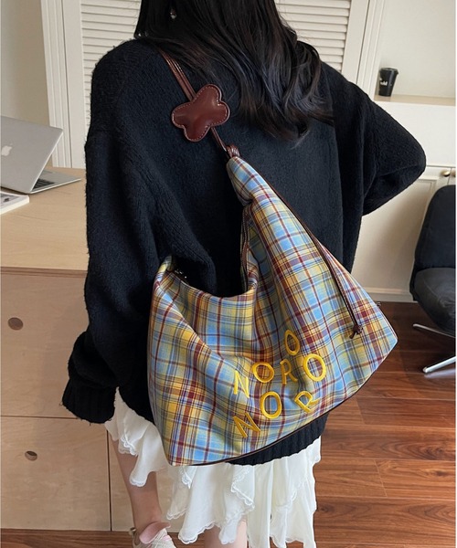 LA VORAGINE(ラ ヴォラジネ)の「A4対応大容量トート チェック柄ショルダーバッグ(ショルダーバッグ・レディース・グリーン/ブルー/Black・FREE)」の10枚目の写真