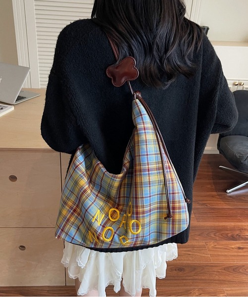 LA VORAGINE(ラ ヴォラジネ)の「A4対応大容量トート チェック柄ショルダーバッグ(ショルダーバッグ・レディース・グリーン/ブルー/Black・FREE)」の11枚目の写真