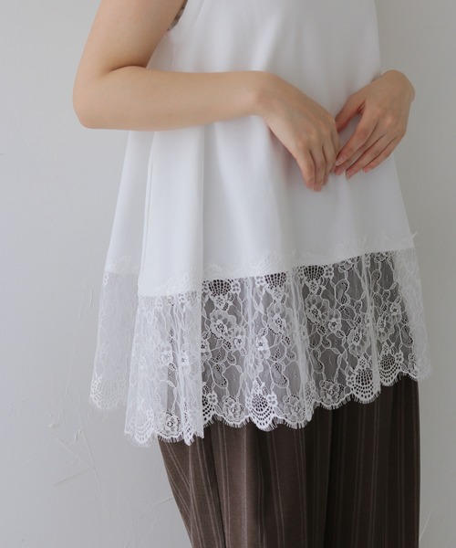 cheriella(シェリエラ)の「【cheriella】裾レースノースリーブトップス HEM LACE SLEEVELESS TOPS(Tシャツ/カットソー・レディース・オフホワイト/ブラック・FREE)」の1枚目の写真