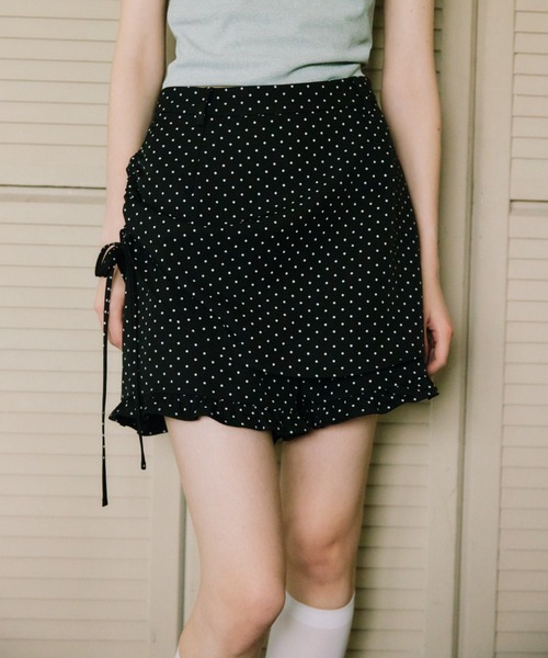 idem(イデム)の「layered frill mini pants/巻きスカート風ショートパンツ(その他パンツ・レディース・ブラック/グレー・FREE)」の2枚目の写真