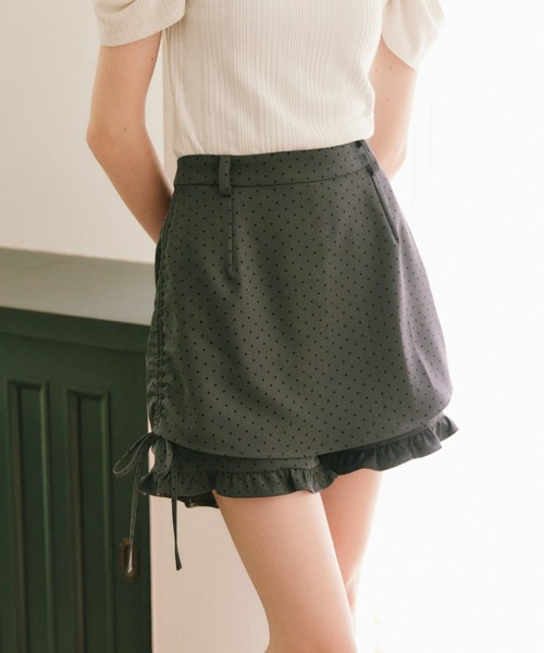 idem(イデム)の「layered frill mini pants/巻きスカート風ショートパンツ(その他パンツ・レディース・ブラック/グレー・FREE)」の5枚目の写真