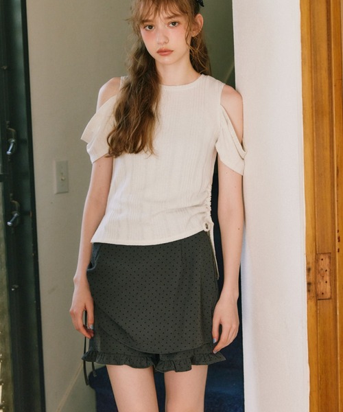 idem(イデム)の「layered frill mini pants/巻きスカート風ショートパンツ(その他パンツ・レディース・ブラック/グレー・FREE)」の4枚目の写真