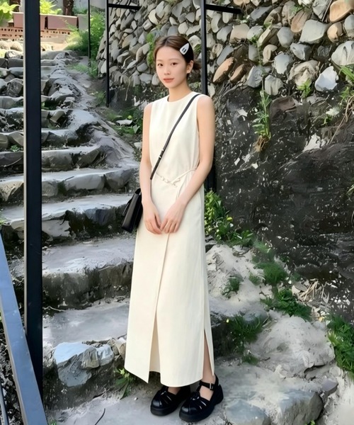Aelina(エリナ)の「ノースリーブスリットワンピース(ワンピース・レディース・ブラック/ホワイト・FREE)」の1枚目の写真
