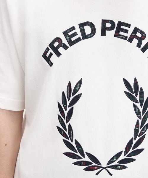 FRED PERRY(フレッドペリー)の「【ZOZO & ONLINESHOP限定】Tartan Applique T-Shirt/タータンチェックアップリケTシャツ(Tシャツ/カットソー・メンズ・ホワイト/ネイビー・S/M/L)」の9枚目の写真