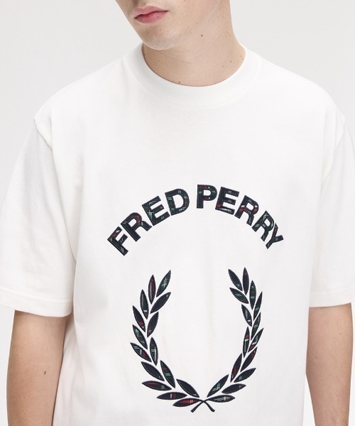 FRED PERRY(フレッドペリー)の「【ZOZO & ONLINESHOP限定】Tartan Applique T-Shirt/タータンチェックアップリケTシャツ(Tシャツ/カットソー・メンズ・ホワイト/ネイビー・S/M/L)」の8枚目の写真