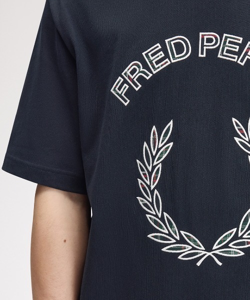 FRED PERRY(フレッドペリー)の「【ZOZO & ONLINESHOP限定】Tartan Applique T-Shirt/タータンチェックアップリケTシャツ(Tシャツ/カットソー・メンズ・ホワイト/ネイビー・S/M/L)」の18枚目の写真