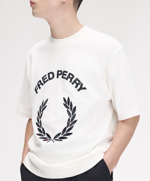 FRED PERRY(フレッドペリー)の「【ZOZO & ONLINESHOP限定】Tartan Applique T-Shirt/タータンチェックアップリケTシャツ(Tシャツ/カットソー・メンズ・ホワイト/ネイビー・S/M/L)」の7枚目の写真