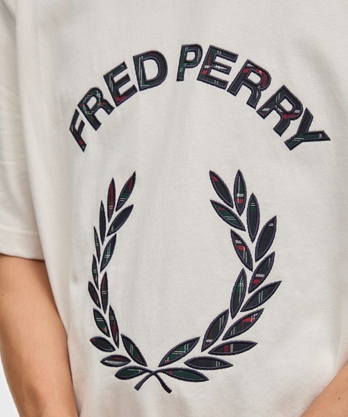 FRED PERRY(フレッドペリー)の「【ZOZO & ONLINESHOP限定】Tartan Applique T-Shirt/タータンチェックアップリケTシャツ(Tシャツ/カットソー・メンズ・ホワイト/ネイビー・S/M/L)」の4枚目の写真