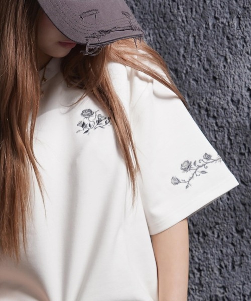 1111clothing(ワンフォークロージング)の「フラワー刺繍 Tシャツ / Flower Embroidery T-Shirt(Tシャツ/カットソー・メンズ・ホワイト/ブラック・L/M)」の3枚目の写真