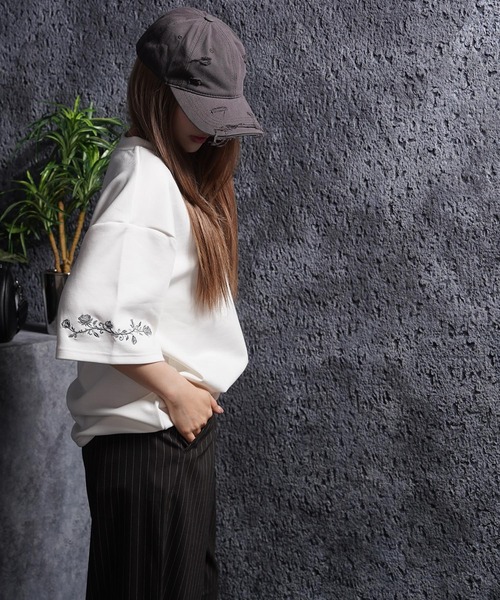 1111clothing(ワンフォークロージング)の「フラワー刺繍 Tシャツ / Flower Embroidery T-Shirt(Tシャツ/カットソー・メンズ・ホワイト/ブラック・L/M)」の4枚目の写真