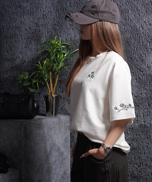 1111clothing(ワンフォークロージング)の「フラワー刺繍 Tシャツ / Flower Embroidery T-Shirt(Tシャツ/カットソー・メンズ・ホワイト/ブラック・L/M)」の6枚目の写真