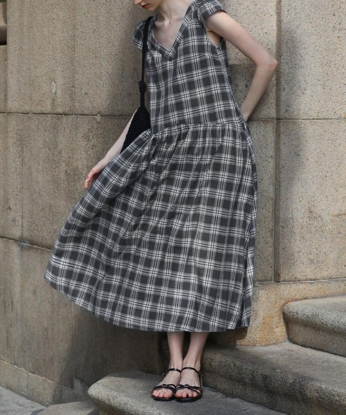 &soiree(アンドソワレ)の「Vネックノースリーブチェックワンピース(ワンピース・レディース・ブラック・X-LARGE/LARGE/MEDIUM)」の4枚目の写真