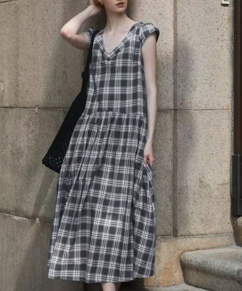 &soiree(アンドソワレ)の「Vネックノースリーブチェックワンピース(ワンピース・レディース・ブラック・X-LARGE/LARGE/MEDIUM)」の5枚目の写真