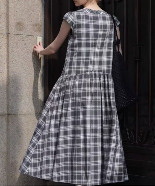 &soiree(アンドソワレ)の「Vネックノースリーブチェックワンピース(ワンピース・レディース・ブラック・X-LARGE/LARGE/MEDIUM)」の6枚目の写真