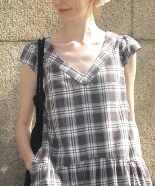 &soiree(アンドソワレ)の「Vネックノースリーブチェックワンピース(ワンピース・レディース・ブラック・X-LARGE/LARGE/MEDIUM)」の2枚目の写真