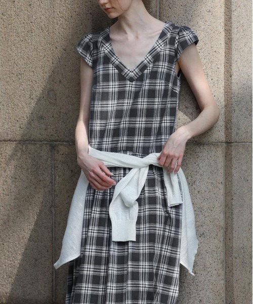 &soiree(アンドソワレ)の「Vネックノースリーブチェックワンピース(ワンピース・レディース・ブラック・X-LARGE/LARGE/MEDIUM)」の3枚目の写真