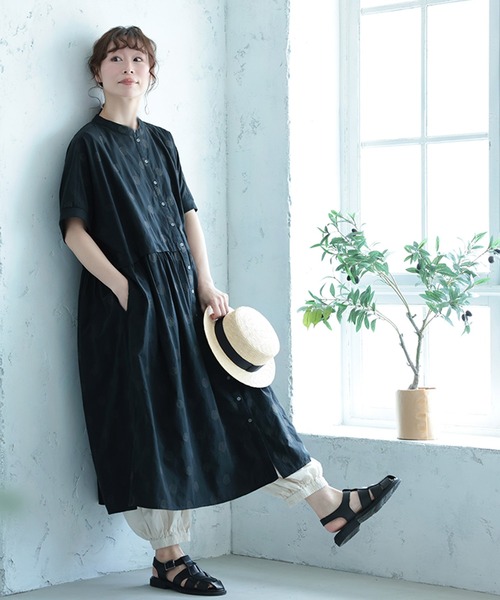 soulberry(ソウルベリー)の「大人にも馴染むドットの、リブ袖ドルマンワンピース(シャツワンピース・レディース・ブラック・5L/4L/3L/LL/L/M)」の2枚目の写真