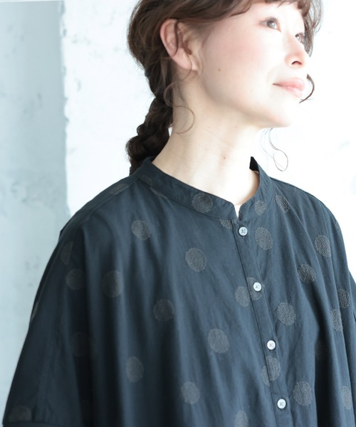 soulberry(ソウルベリー)の「大人にも馴染むドットの、リブ袖ドルマンワンピース(シャツワンピース・レディース・ブラック・5L/4L/3L/LL/L/M)」の6枚目の写真