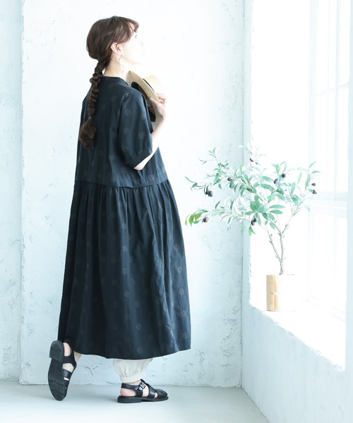 soulberry(ソウルベリー)の「大人にも馴染むドットの、リブ袖ドルマンワンピース(シャツワンピース・レディース・ブラック・5L/4L/3L/LL/L/M)」の16枚目の写真