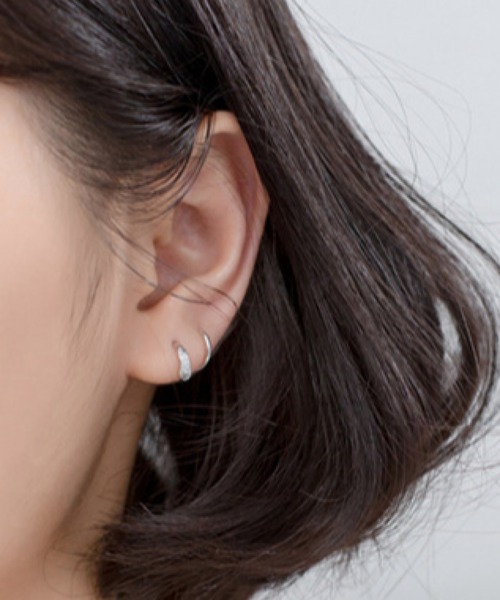 TONE SELECT GOODS(トーンセレクトグッズ)の「urbanfemine./シルバー ニュアンスライン ツイストデザイン ピアス U7623(ピアス(両耳用)・レディース・イエローゴールド/ホワイトゴールド・FREE)」の3枚目の写真