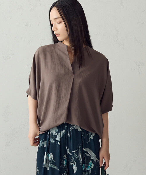 COMME CA ISM(コムサイズム)の「スキッパーTブラウス(シャツ/ブラウス・レディース・ダークブラウン/ベージュ系その他/グリーン系その他・FREE)」の2枚目の写真