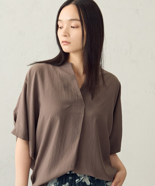 COMME CA ISM(コムサイズム)の「スキッパーTブラウス(シャツ/ブラウス・レディース・ダークブラウン/ベージュ系その他/グリーン系その他・FREE)」の11枚目の写真