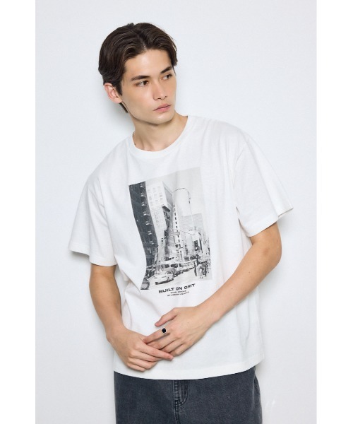 AZUL by moussy(アズールバイマウジー)の「フォトプリント半袖TEE(Tシャツ/カットソー・メンズ・ホワイト/ブラック・MEDIUM/LARGE)」の2枚目の写真